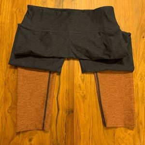 NWOT Outdoor Voices 3/4 Two-Tone Dipped Warmup Leggings Navy/Tan Sz S